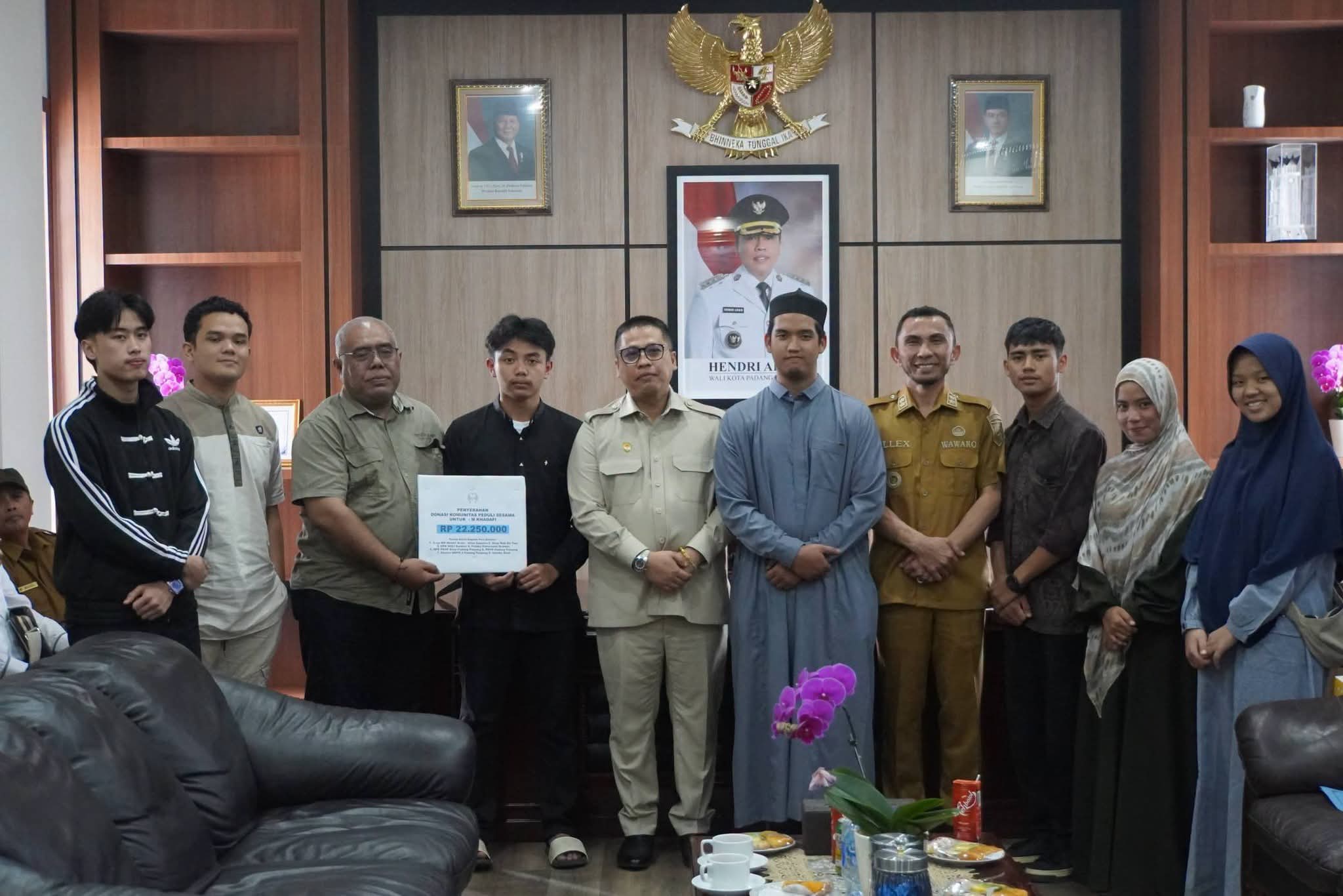 Usai serahkan bantuan, Wako Hendri poto bareng tujuh kader ulama akan bertolak ke Timur Tengah di ruang kerjanya